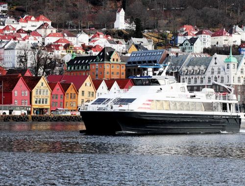 Ekspressbåten til Sogn tek deg inn i Sognefjorden.